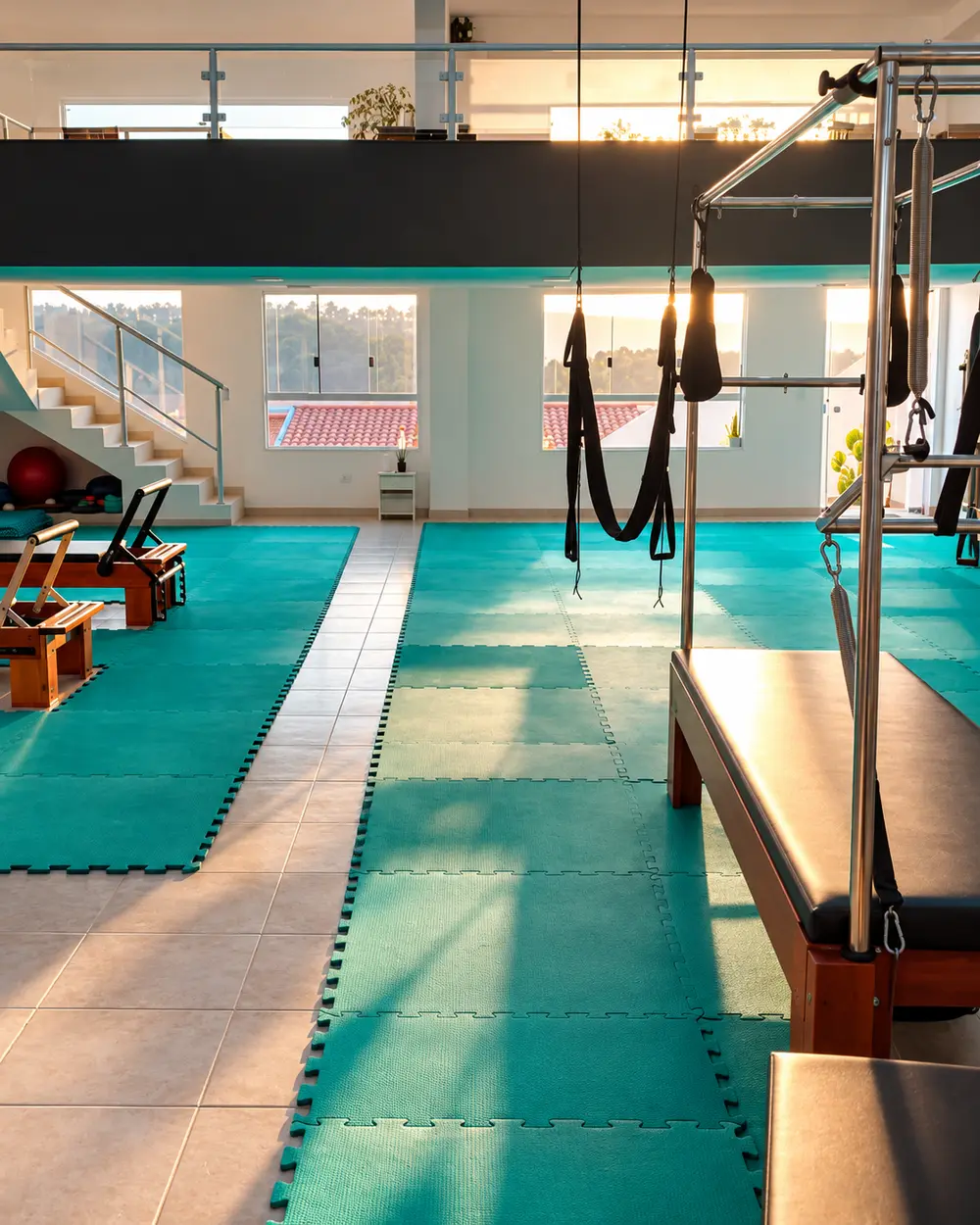 Equipamentos de Pilates no estúdio iluminado
