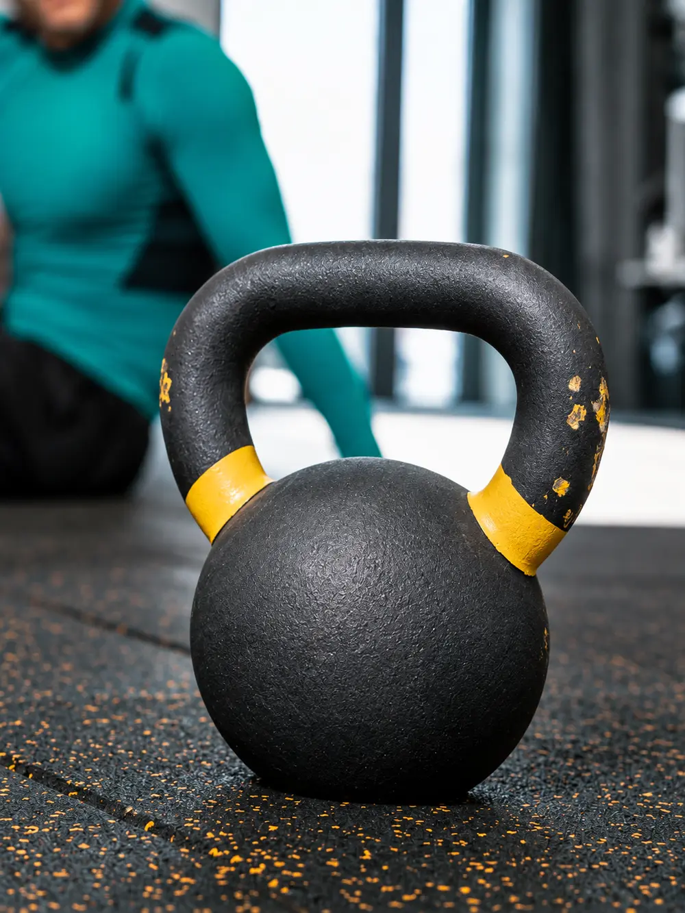 Kettlebell sobre o piso emborrachado da sala de treino